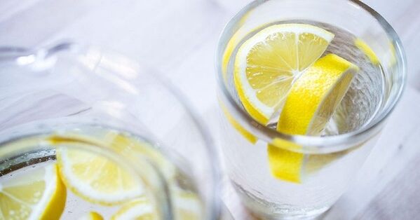 A vízhez citromlevet adva könnyebbé válik a vízdiéta betartása. 