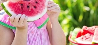 lány eszik görögdinnye