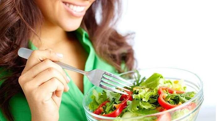 lány eszik zöldség salátát a fehérje diéta