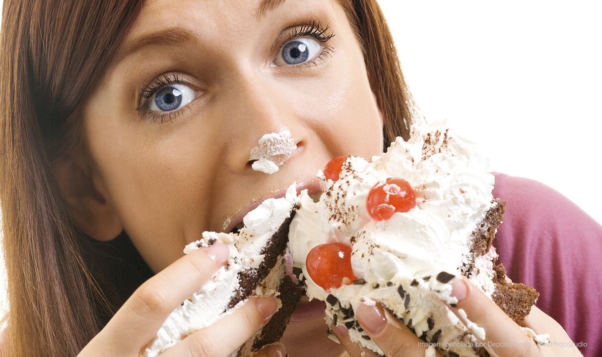lány eszik tortát, és egyre jobban, hogyan lehet lefogyni