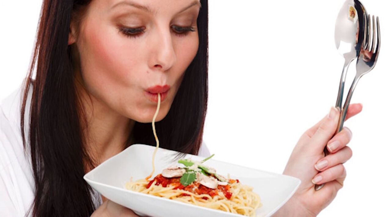 nő eszik spagettit a karcsúsító hasa